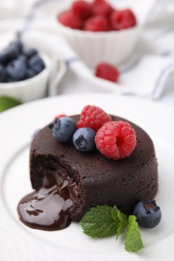 Lezzetli çikolata şekeri, meyve ve nane şekeri tabakta, yakın plan.