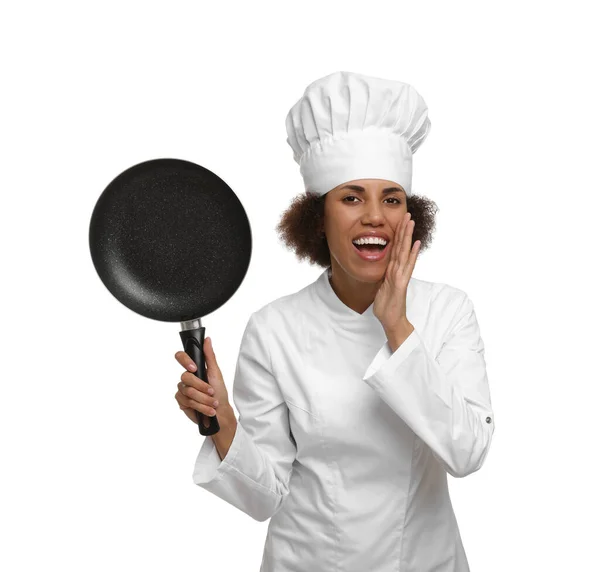 身穿制服 拿着白底油锅的女厨师 — 图库照片