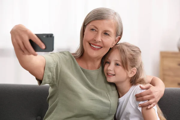 Feliz Abuela Tomando Selfie Con Nieta Casa — Foto de Stock