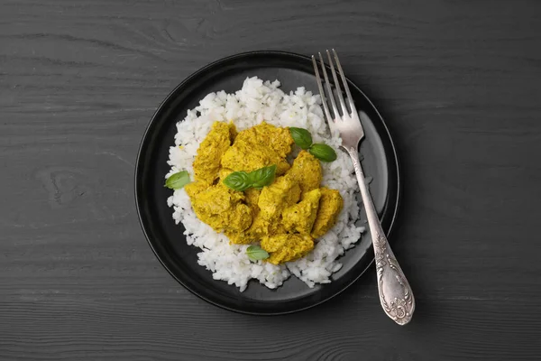 Finom Rizs Csirke Curry Mártással Szürke Asztalon Felülnézetből — Stock Fotó