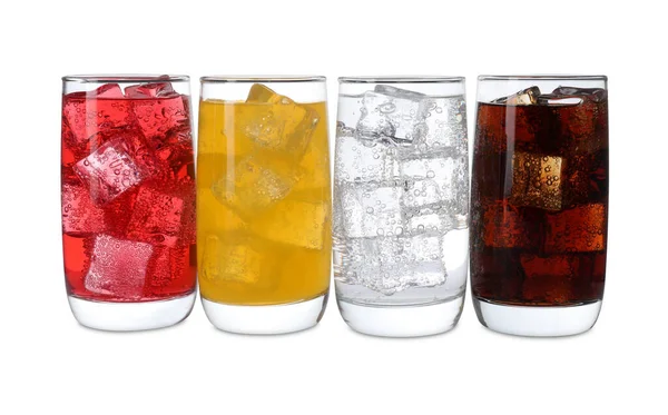 Glazen Van Verschillende Verfrissende Frisdrank Water Met Ijsblokjes Geïsoleerd Wit — Stockfoto