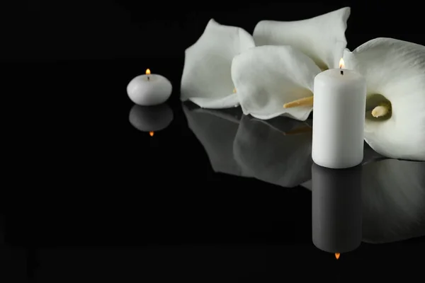 Branco Calla Lírio Flores Velas Chamas Superfície Espelho Preto Escuridão — Fotografia de Stock