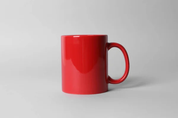 浅灰底色红色陶瓷杯 — 图库照片