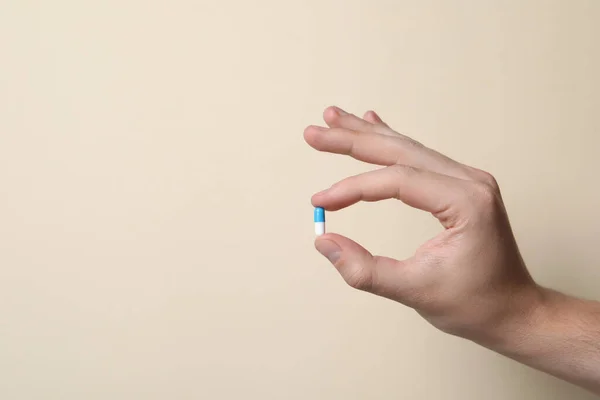Homme Tenant Pilule Sur Fond Beige Gros Plan Espace Pour — Photo