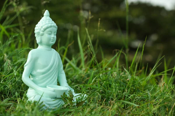 Estatua Decorativa Buda Hierba Verde Aire Libre Espacio Para Texto —  Fotos de Stock