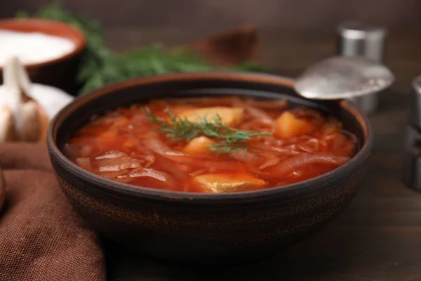 Skål Med Läckra Borscht Träbord Närbild — Stockfoto