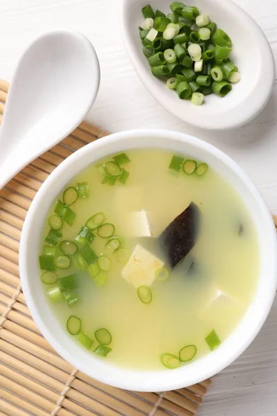 Miska Pysznej Zupy Miso Tofu Serwowane Białym Drewnianym Stole Płaski — Zdjęcie stockowe