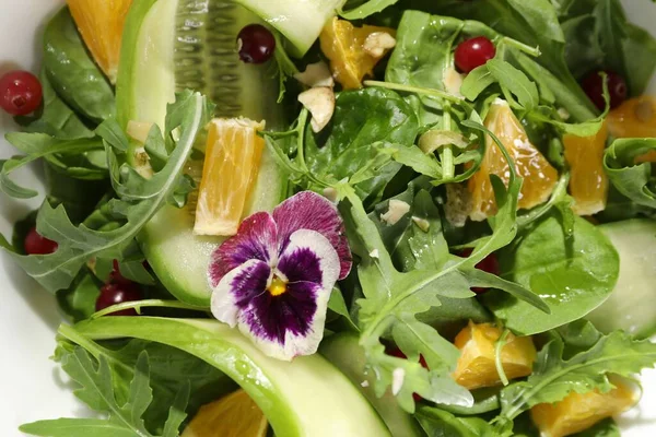 Salatalıklı Portakal Dilimli Lezzetli Salata Yakın Plan — Stok fotoğraf