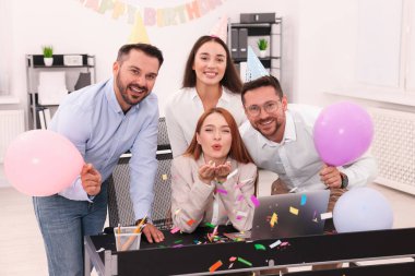 İş arkadaşları ofis partisinde eğleniyor.