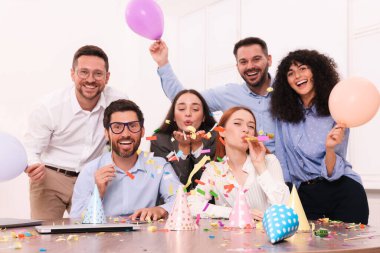 İş arkadaşları ofis partisinde eğleniyor.
