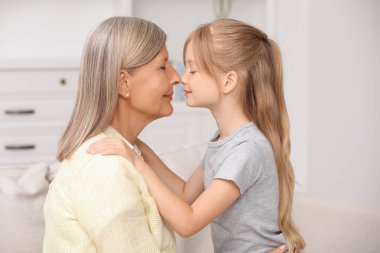 Torunuyla birlikte mutlu bir büyükanne.