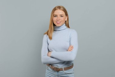 Gri arka planda güzel bir genç kadının portresi