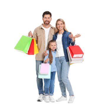 Aile alışverişi. Beyaz arka planda bir sürü renkli çantası olan mutlu anne ve baba ve kız.