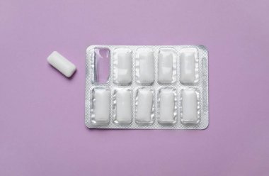 Lezzetli diş etlerinin kabarcıkları menekşe arka planda, üst görünümde