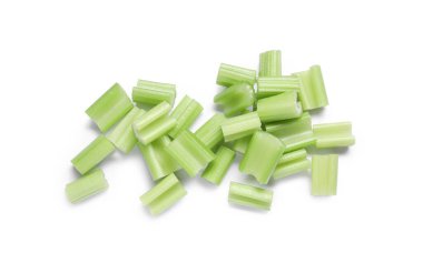 Taze kesilmiş kereviz yığını beyaza izole edilmiş, üst manzara