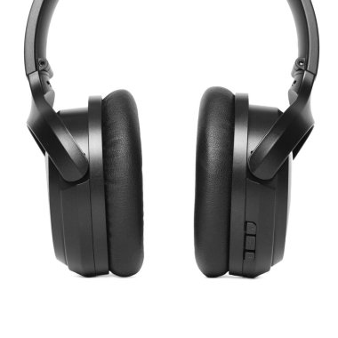 Modern siyah kablosuz kulaklıklar beyaza izole edilmiş.