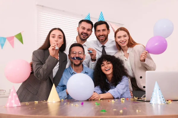 Коллеги Веселятся Время Офисной Вечеринки Помещении — стоковое фото