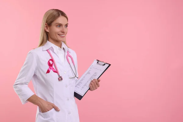 Doktor Růžovou Stuhou Schránkou Stetoskopem Barevném Pozadí Prostor Pro Text — Stock fotografie