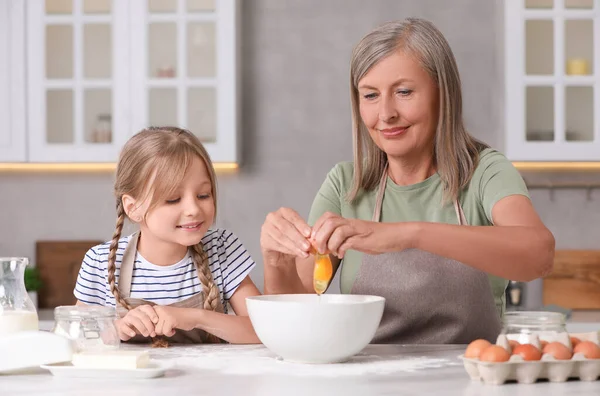 Ευτυχισμένη Γιαγιά Την Εγγονή Της Μαγειρεύουν Μαζί Στην Κουζίνα — Φωτογραφία Αρχείου