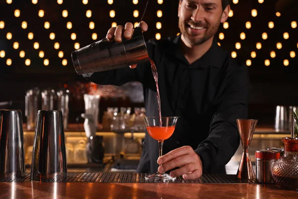 Barmen Barda Taze Alkollü Kokteyl Hazırlıyor — Stok fotoğraf