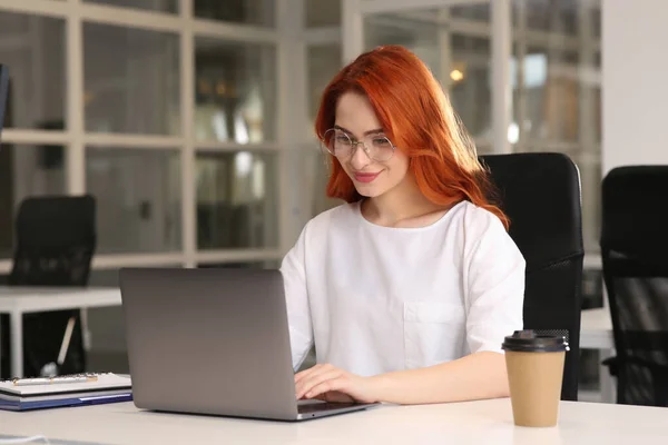 办公室里拿着手提电脑的快乐女人 — 图库照片