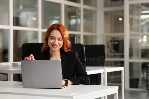 办公室里拿着手提电脑的快乐女人 — 图库照片
