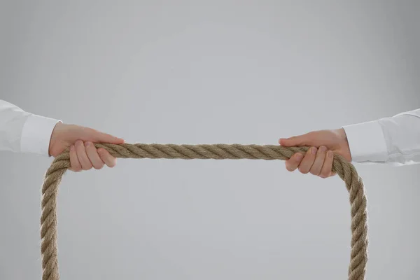 Streitkonzept Männer Ziehen Seil Auf Hellgrauem Hintergrund Nahaufnahme — Stockfoto