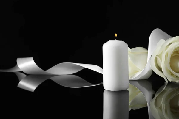 Brennende Kerze Weiße Rosen Und Schleife Auf Schwarzer Spiegelfläche Der — Stockfoto