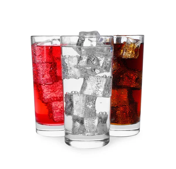 Gläser Mit Verschiedenen Erfrischungsgetränken Mit Eiswürfeln Isoliert Auf Weiß — Stockfoto