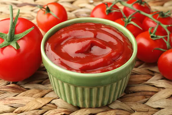 Bowl Tasty Ketchup Tomatoes Wicker Mat Closeup — Stock Photo, Image