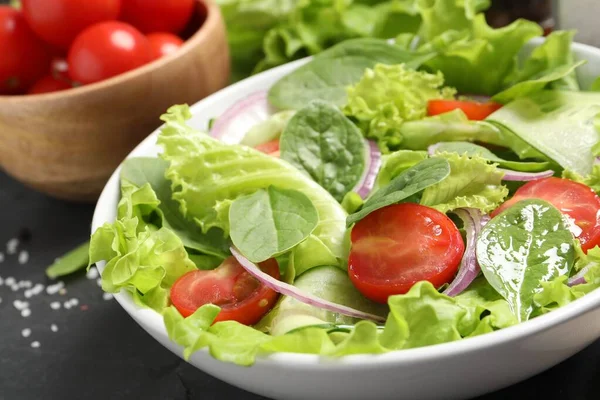 Köstlicher Gemüsesalat Auf Grauem Tisch Nahaufnahme — Stockfoto