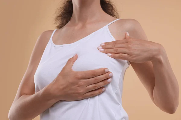 Kvinna Gör Bröst Självundersökning Ljusbrun Bakgrund Närbild — Stockfoto