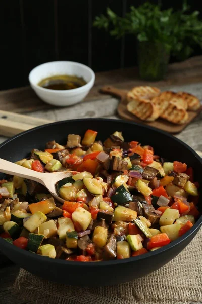 Yemek masasında leziz ratatouille ve kaşık