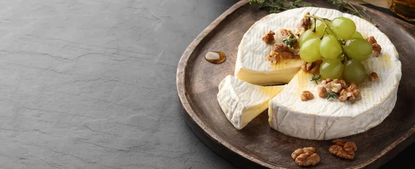 Sabroso Queso Brie Con Uvas Nueces Miel Mesa Gris Espacio —  Fotos de Stock