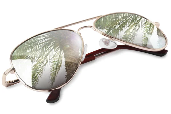 Nowe Stylowe Okulary Przeciwsłoneczne Białym Tle Niebo Palma Odbite Soczewkach — Zdjęcie stockowe