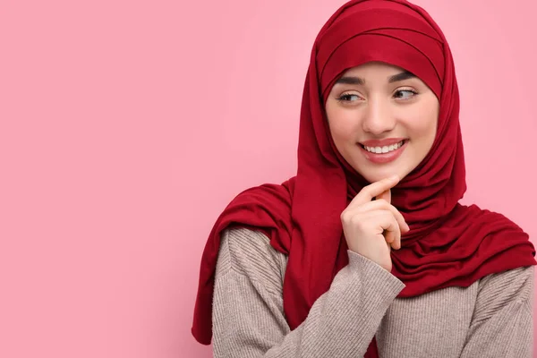 Porträt Einer Muslimin Hijab Auf Rosa Hintergrund Raum Für Text — Stockfoto