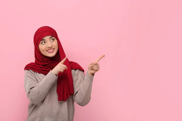Muslimische Frau Hijab Zeigt Auf Etwas Auf Rosa Hintergrund Platz — Stockfoto