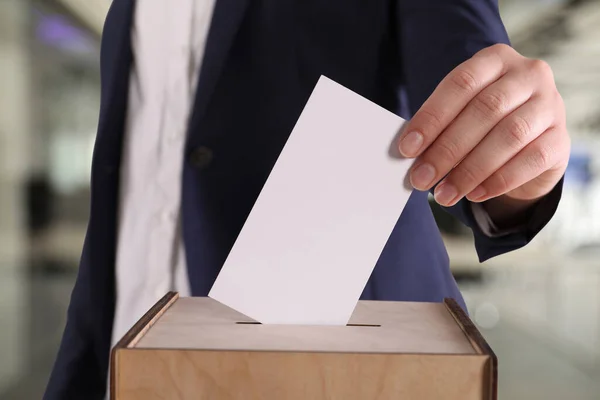 Kvinde Sætter Sin Stemme Stemmeurnerne Sløret Baggrund Closeup - Stock-foto
