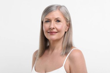 Beyaz arka plan üzerinde güzel kadın kıdemli portresi