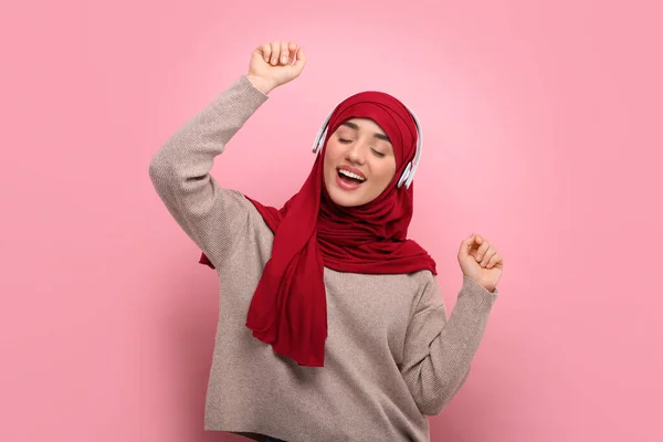 Muslimische Frau Hijab Und Kopfhörer Tanzen Auf Rosa Hintergrund — Stockfoto