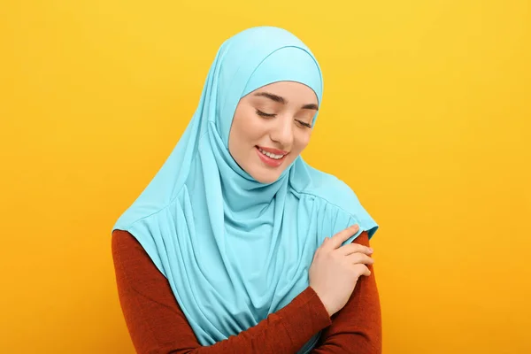 オレンジの背景にヒジャーブのムスリム女性の肖像 — ストック写真