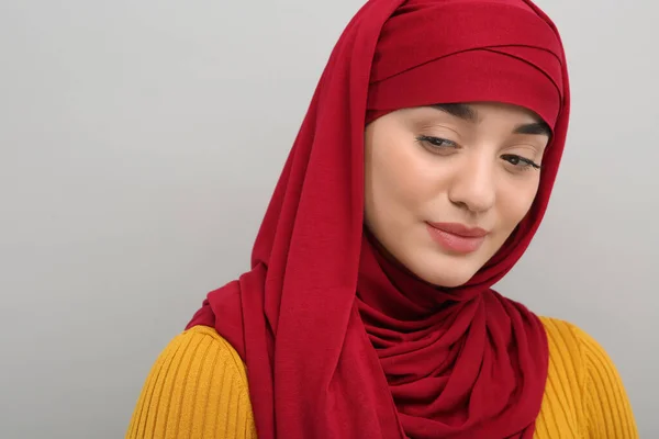 Porträt Einer Muslimin Hijab Auf Hellgrauem Hintergrund — Stockfoto