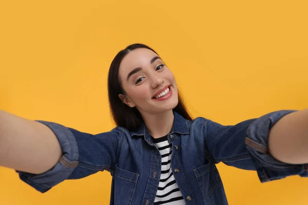 Sorrindo Jovem Mulher Tomando Selfie Fundo Amarelo — Fotografia de Stock