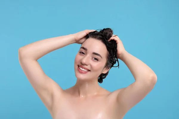 Portret Pięknej Szczęśliwej Kobiety Myjącej Włosy Jasnoniebieskim Tle — Zdjęcie stockowe