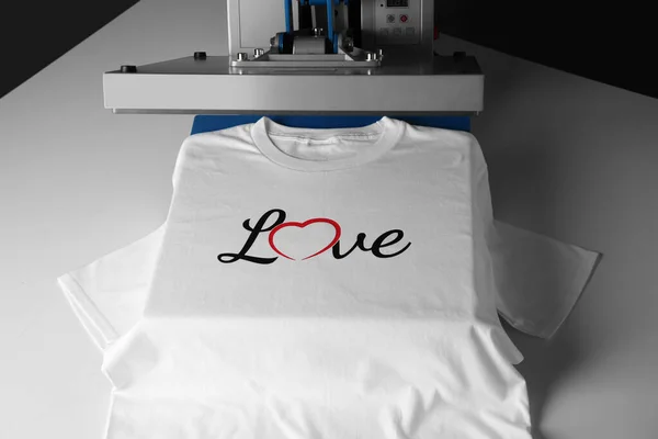 印刷ロゴ ホワイトテーブルのTシャツ付きヒートプレス — ストック写真