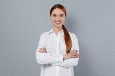 Açık gri arka planda güzel bir genç kadının portresi