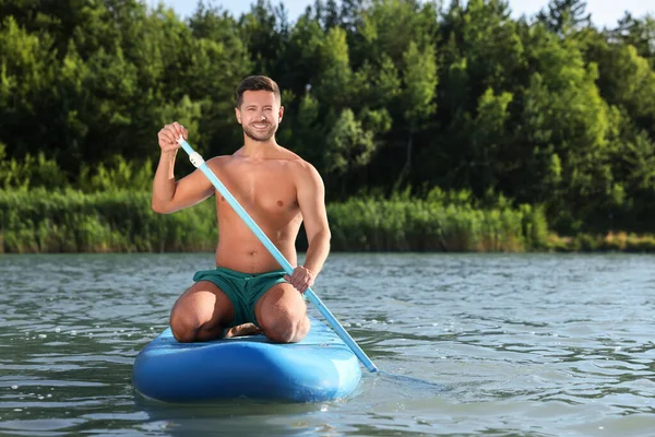 男子划桨板在河上的Sup板上 — 图库照片