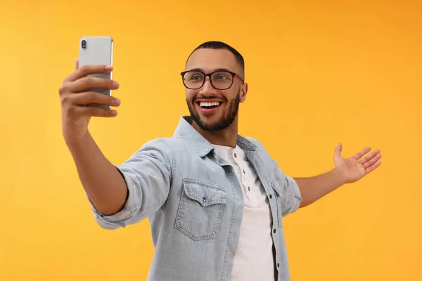 Joven Sonriente Tomando Selfie Con Smartphone Sobre Fondo Amarillo —  Fotos de Stock