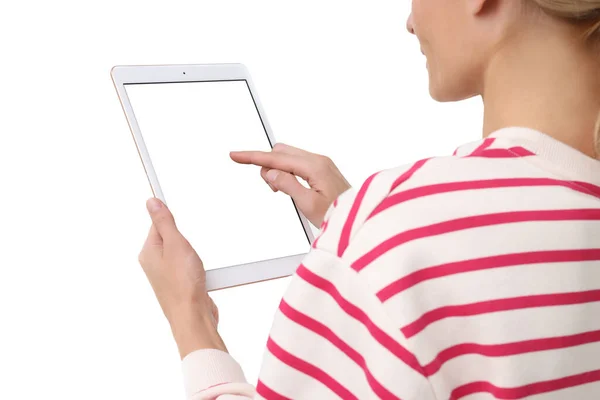 白い背景の空白のスクリーンが付いているタブレットを使用する女性 クローズアップ デザインのモックアップ — ストック写真