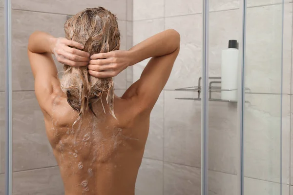 Kobieta Myjąca Włosy Kabinach Prysznicowych Widok Tyłu Miejsce Tekst — Zdjęcie stockowe